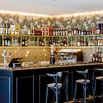 Hotel Deville &